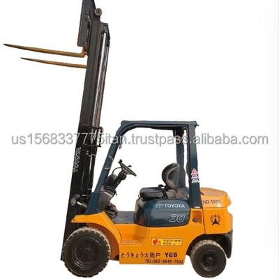 Camion élévateur Toyota FD50 avec original cylindre hydraulique en bon état