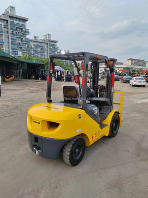 Camion élévateur diesel Komatsu 30 d'occasion de 3 tonnes avec 0 à 2000 heures de travail et entretien facile