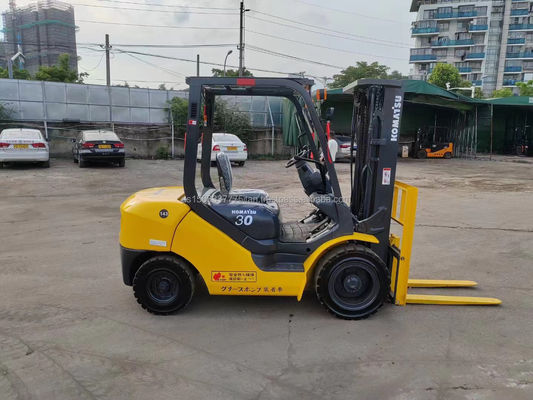 Camion élévateur diesel Komatsu 30 d'occasion de 3 tonnes avec 0 à 2000 heures de travail et entretien facile