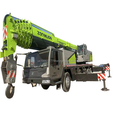 Une grue Zoomlion de 90 tonnes avec une hauteur de levage maximale de 4,5 m et d'excellentes performances.