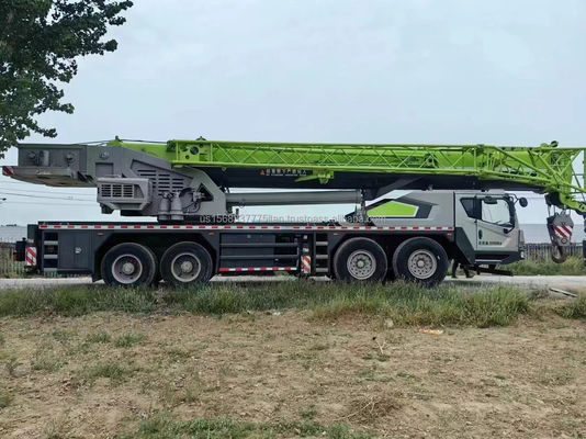 Une grue Zoomlion de 90 tonnes avec une hauteur de levage maximale de 4,5 m et d'excellentes performances.