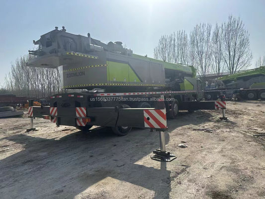 Une grue Zoomlion de 90 tonnes avec une hauteur de levage maximale de 4,5 m et d'excellentes performances.
