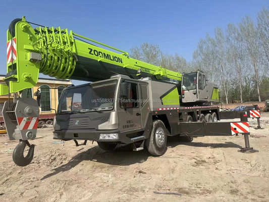 Une grue Zoomlion de 90 tonnes avec une hauteur de levage maximale de 4,5 m et d'excellentes performances.
