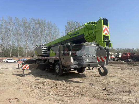 Une grue Zoomlion de 90 tonnes avec une hauteur de levage maximale de 4,5 m et d'excellentes performances.