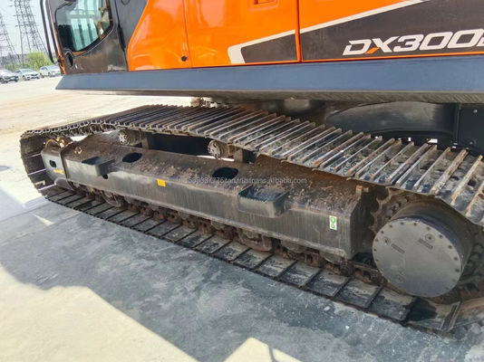 Excavateur Doosan DX300 d'occasion avec une capacité de seau de 1,5 m3 et un poids de 30000 kg