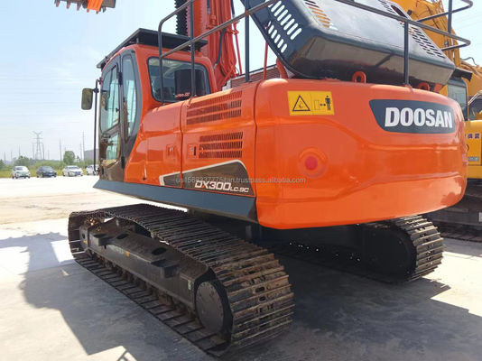 Excavateur Doosan DX300 d'occasion avec une capacité de seau de 1,5 m3 et un poids de 30000 kg