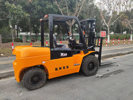 Le chariot élévateur à fourche TCM Hangzhou R50 utilisé offre les meilleures performances pour vos opérations de manutention de matériaux