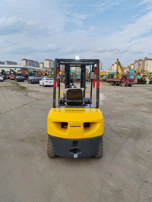 C'est un chariot élévateur diesel Komatsu 30 d'occasion avec une excellente performance et un faible poids.