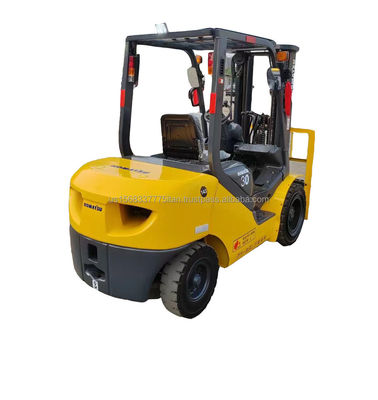 C'est un chariot élévateur Komatsu 30 utilisé avec d'excellentes performances et une hauteur de levage minimale de 4.5