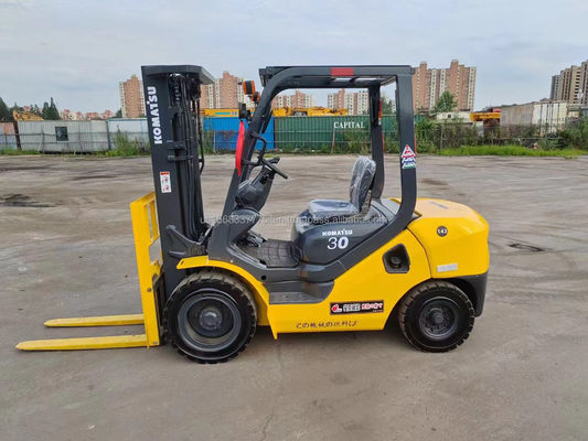C'est un chariot élévateur Komatsu 30 utilisé avec d'excellentes performances et une hauteur de levage minimale de 4.5
