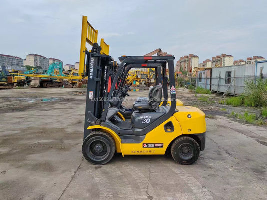 C'est un chariot élévateur Komatsu 30 utilisé avec d'excellentes performances et une hauteur de levage minimale de 4.5
