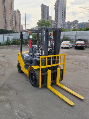 C'est un chariot élévateur Komatsu 30 utilisé avec d'excellentes performances et une hauteur de levage minimale de 4.5