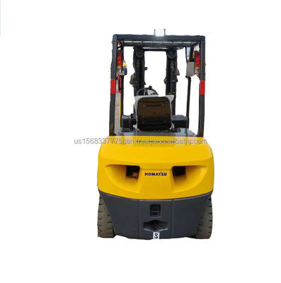 Chauffre-échafaudage Komatsu 30 utilisé avec une longueur de fourche de 1000 mm et une hauteur de levage de 4,5 m min.