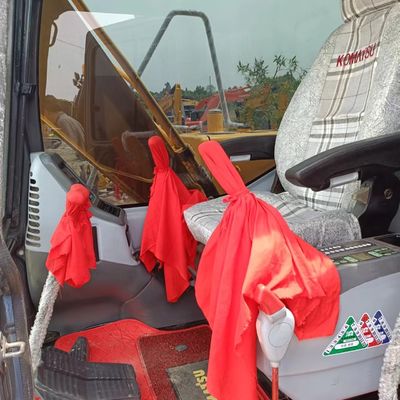 En bon état, une excavatrice Komatsu PC130 d'origine, une pompe hydraulique, une pelle japonaise.