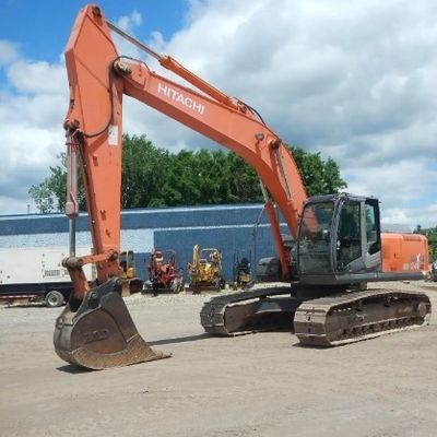 Une excavatrice Hitachi ZX240 de 24 tonnes avec une capacité de seau de 1,2 m3 et des performances parfaites