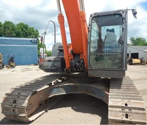 Une excavatrice Hitachi ZX240 de 24 tonnes avec une capacité de seau de 1,2 m3 et des performances parfaites