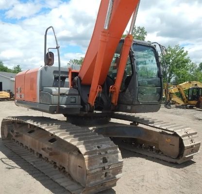 Une excavatrice Hitachi ZX240 de 24 tonnes avec une capacité de seau de 1,2 m3 et des performances parfaites