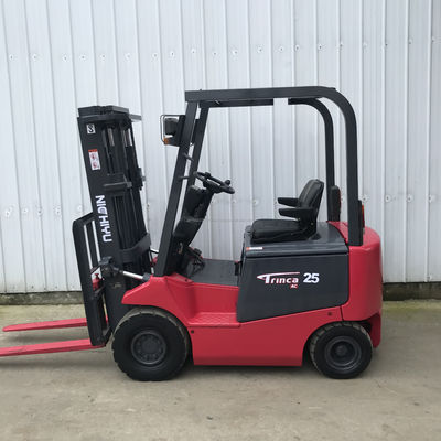 Le chariot élévateur électrique Nichiyu est utilisé avec une hauteur de levage minimale de 2,5 m.