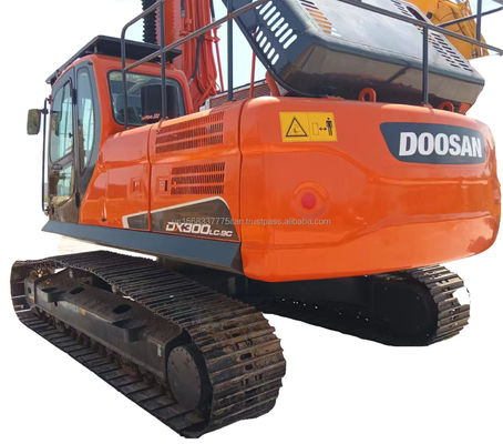 Excavatrice DOOSAN DX300 de 30 tonnes d'occasion avec un bon rendement et un véritable cylindre hydraulique