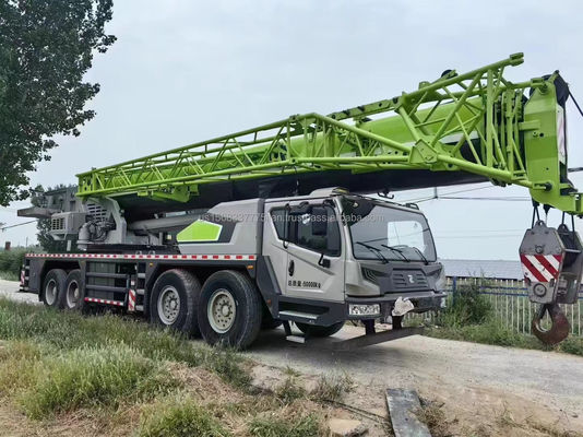 Une grue Zoomlion de 90 tonnes utilisée avec une hauteur de levage maximale de 4,5 m et une bonne capacité de levage