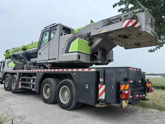 Une grue Zoomlion de 90 tonnes utilisée avec une hauteur de levage maximale de 4,5 m et une bonne capacité de levage