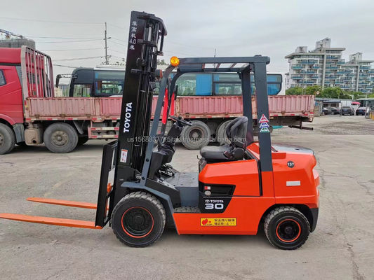 3000 kg Poids TOYOTA 7F30 Chariot élévateur diesel d'occasion 99% Modèle 2012 pour une grande efficacité