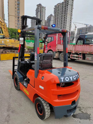 3000 kg Poids TOYOTA 7F30 Chariot élévateur diesel d'occasion 99% Modèle 2012 pour une grande efficacité