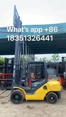 En bon état, poids 3000 kg, chariot élévateur électrique 3 tonnes, alimenté par moteur AC.