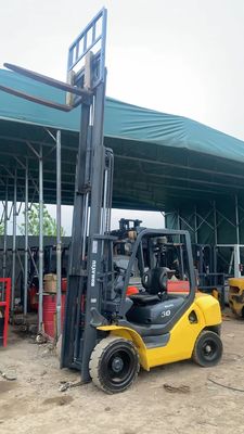 En bon état, poids 3000 kg, chariot élévateur électrique 3 tonnes, alimenté par moteur AC.